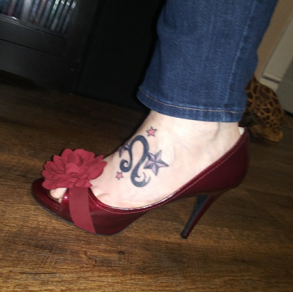 Carlos Santana Shoes - Carlos Santana peep toe pumps